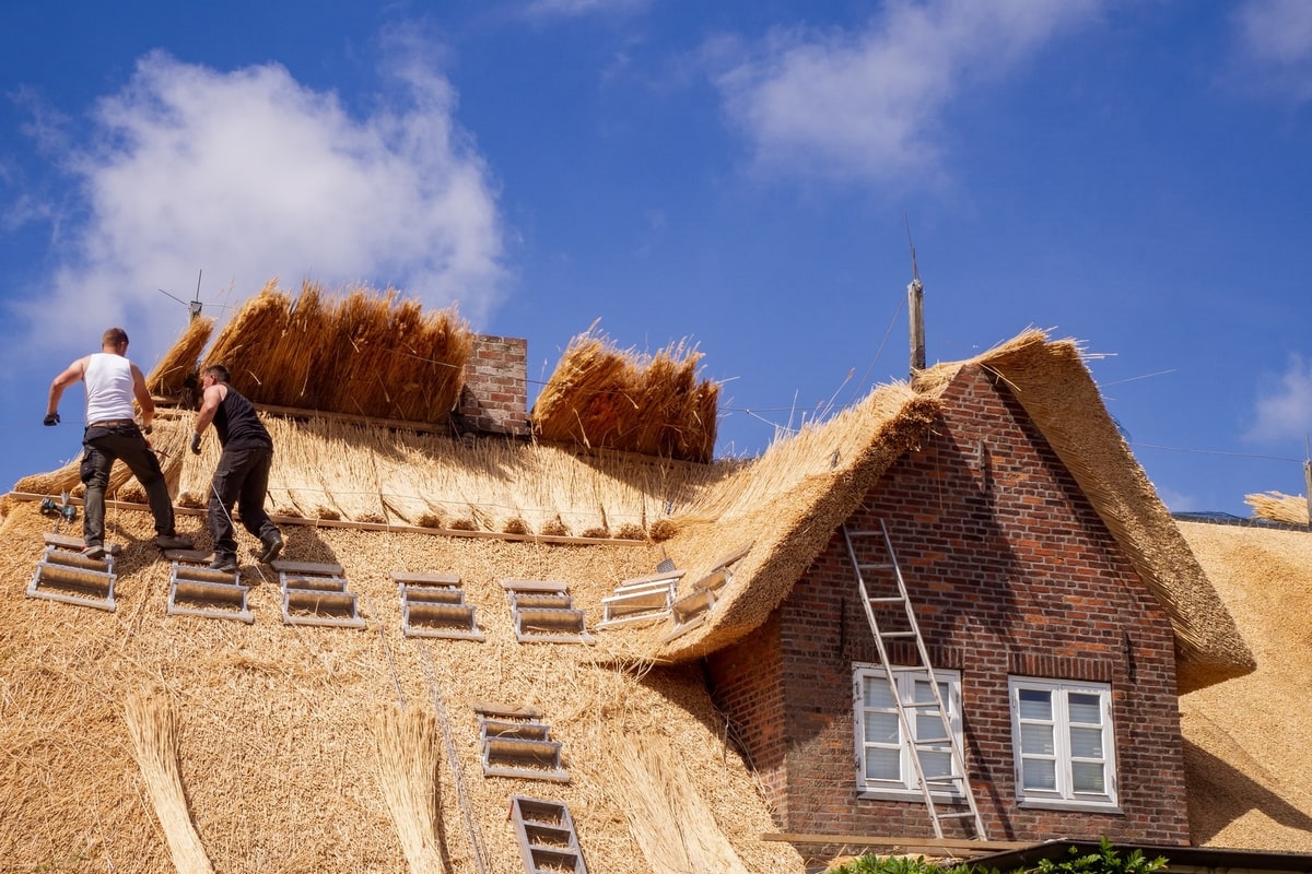 Maison en paille : principe de construction, avantages et inconvénients